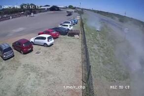На трассе близ Кимберли в ЮАР 23 октября мотоциклист врезался в переднее колесо фуры, после чего та съехала на обочину и перевернулась