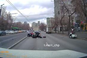 Кто как закрывает мотосезон…
Байкер из Казани, например, обошелся без прокатов в колонне собратьев, но не обошелся без больницы, куда его отправили после аварии на улице Малышева