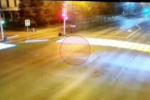 В Хабаровске в 5 утра водитель Ауди вылетел на красный и снёс Королу
