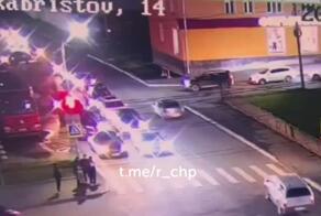 Чуть больше часа назад две девушки 17 и 18 лет решили перебраться через улицу Декабристов в Чебоксарах