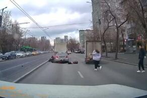 Манёвр мот закончил уже под бампером