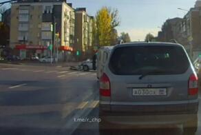 Сегодня утром в Луганске водитель хэтчбека перехватил спешившую на вызов скорую, в итоге помощь врачей потребовалась и шоферу завалившейся на бок машины - у него закрытая черепно-мозговая травма