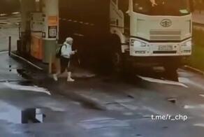 Подмосковный Минтранс показывает, до чего скандинавская ходьба доводит
Особенно если перед грузовиком да на АЗС