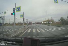 Всю жизнь глядятся в ночь усталые глаза - в пути шофер-дальнобойщик
Просто сегодняшняя фура на Колпинском шоссе под Спб