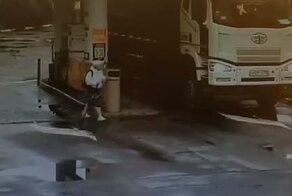 В Подмосковье пенсионерка прокладывала путь через АЗС и попала в слепую зону грузовика