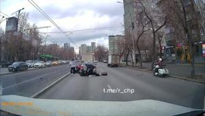Кто как закрывает мотосезон…
Байкер из Казани, например, обошелся без прокатов в колонне собратьев, но не обошелся без больницы, куда его отправили после аварии на улице Малышева