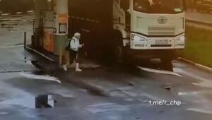 Подмосковный Минтранс показывает, до чего скандинавская ходьба доводит
Особенно если перед грузовиком да на АЗС