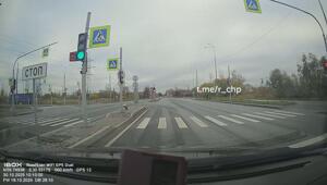 Всю жизнь глядятся в ночь усталые глаза - в пути шофер-дальнобойщик
Просто сегодняшняя фура на Колпинском шоссе под Спб