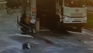 В Подмосковье пенсионерка прокладывала путь через АЗС и попала в слепую зону грузовика