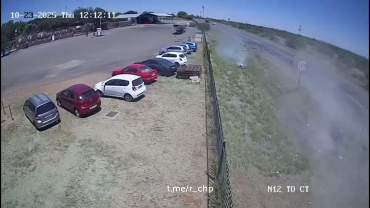На трассе близ Кимберли в ЮАР 23 октября мотоциклист врезался в переднее колесо фуры, после чего та съехала на обочину и перевернулась На трассе близ Кимберли в ЮАР 23 октября мотоциклист врезался в переднее колесо фуры, после чего та съехала на обочину и перевернулась