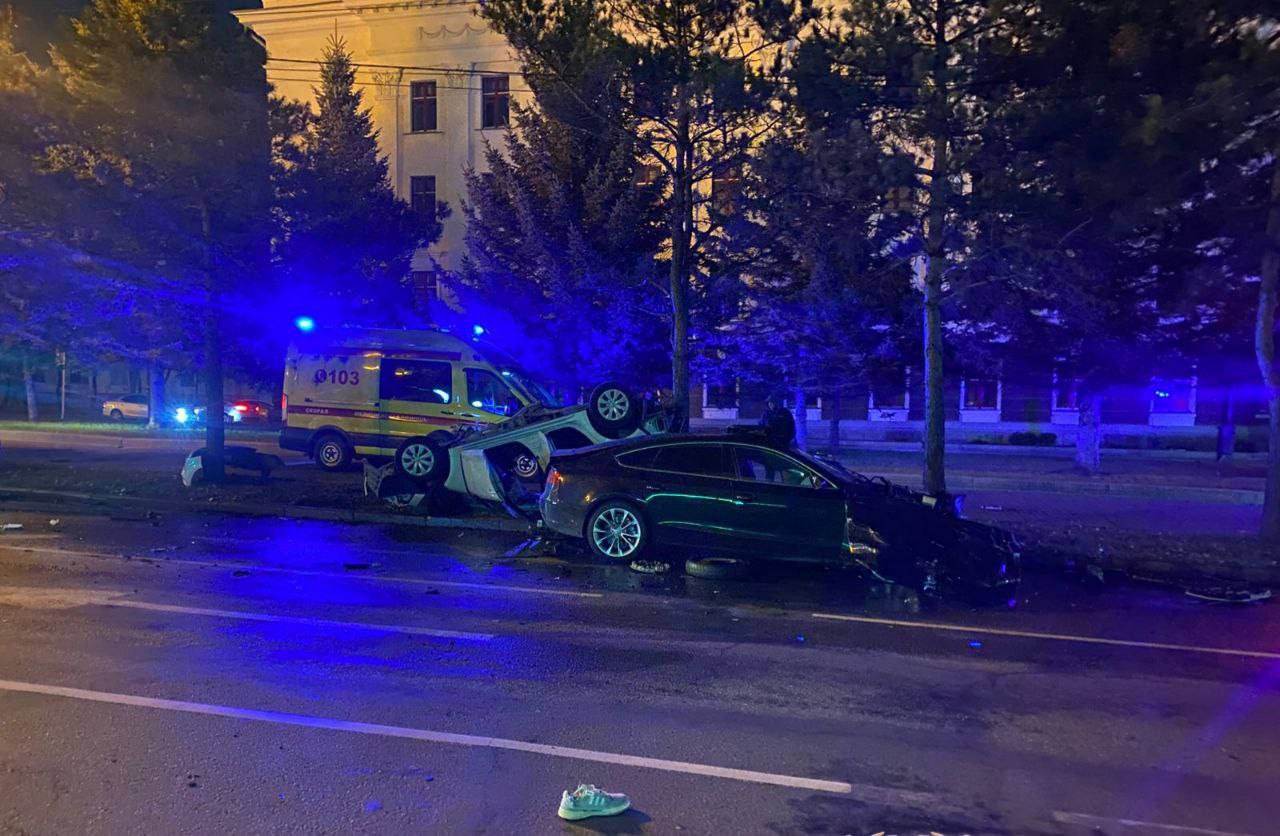 Забрал три жизни
Сегодня ночью в Хабаровске летчик на Audi A5 попытался проскочить перекресток на красный и вынес с дороги Toyota Caldina Забрал три жизни
Сегодня ночью в Хабаровске летчик на Audi A5 попытался проскочить перекресток на красный и вынес с дороги Toyota Caldina