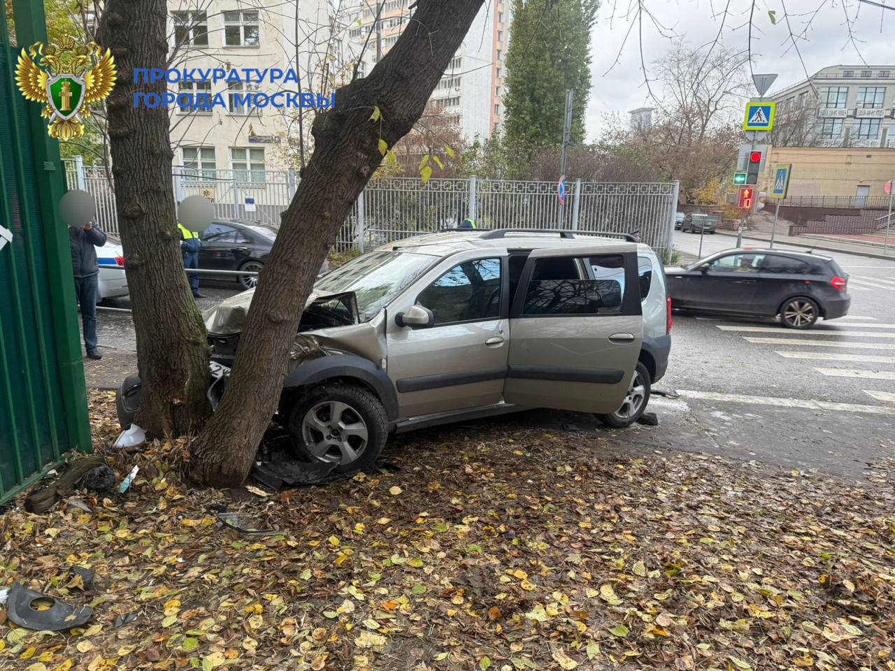 ️15-летний мальчик, управляя транспортным средством марки «Лада Ларгус», в Балакиревском переулке не справился с управлением и врезался в дерево ️15-летний мальчик, управляя транспортным средством марки «Лада Ларгус», в Балакиревском переулке не справился с управлением и врезался в дерево