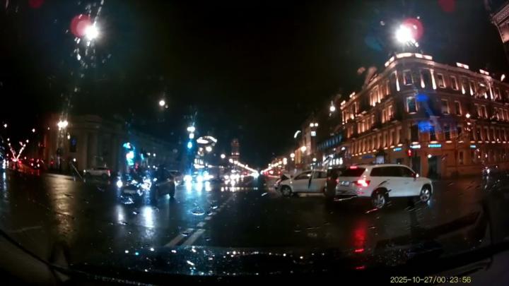 На углу Невского проспекта и Садовой улицы в Питере, где совсем недавно отметился властелин колец, минувшей ночью попытал свои силы еще один любитель проскочить на красный На углу Невского проспекта и Садовой улицы в Питере, где совсем недавно отметился властелин колец, минувшей ночью попытал свои силы еще один любитель проскочить на красный
