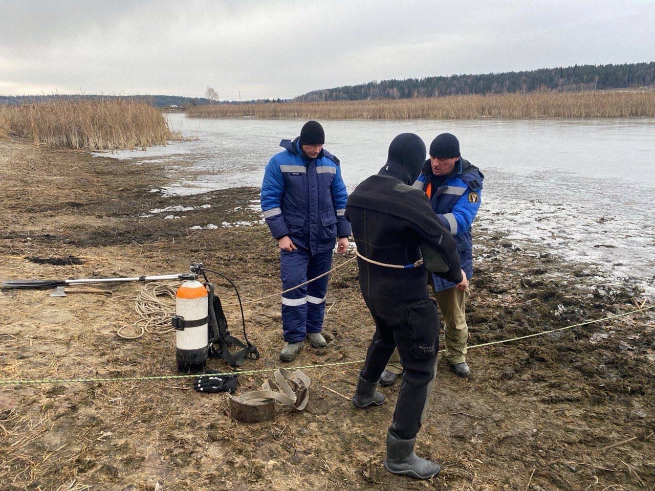 Никогда такого не было, и вот опять
В Кузбассе утонул первый (в регионе) за эту осень любитель подледного лова Никогда такого не было, и вот опять
В Кузбассе утонул первый (в регионе) за эту осень любитель подледного лова