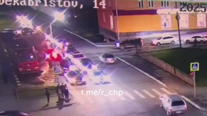Чуть больше часа назад две девушки 17 и 18 лет решили перебраться через улицу Декабристов в Чебоксарах Чуть больше часа назад две девушки 17 и 18 лет решили перебраться через улицу Декабристов в Чебоксарах