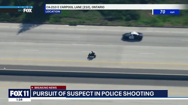 Погоня в прямом эфире
Вчера днем полицейские долго преследовали мотоциклиста, подозреваемого в убийстве заместителя шерифа округа Сан-Бернардино в Калифорнии, пока в дело не вмешался водитель попутного седана Погоня в прямом эфире
Вчера днем полицейские долго преследовали мотоциклиста, подозреваемого в убийстве заместителя шерифа округа Сан-Бернардино в Калифорнии, пока в дело не вмешался водитель попутного седана