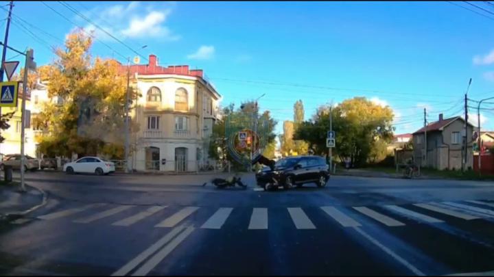 Сегодня утром в Севастополе 67-летний пенсионер за рулем Toyota отправил на лечение 17-летнего владельца мопеда "Альфа" Сегодня утром в Севастополе 67-летний пенсионер за рулем Toyota отправил на лечение 17-летнего владельца мопеда "Альфа"