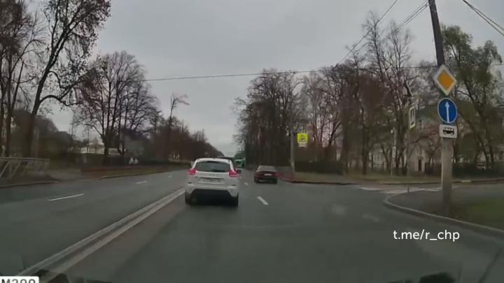 Мамкин гонщег
Наш читатель Ян снял сегодня авторское кино:
Добрый день Мамкин гонщег
Наш читатель Ян снял сегодня авторское кино:
Добрый день