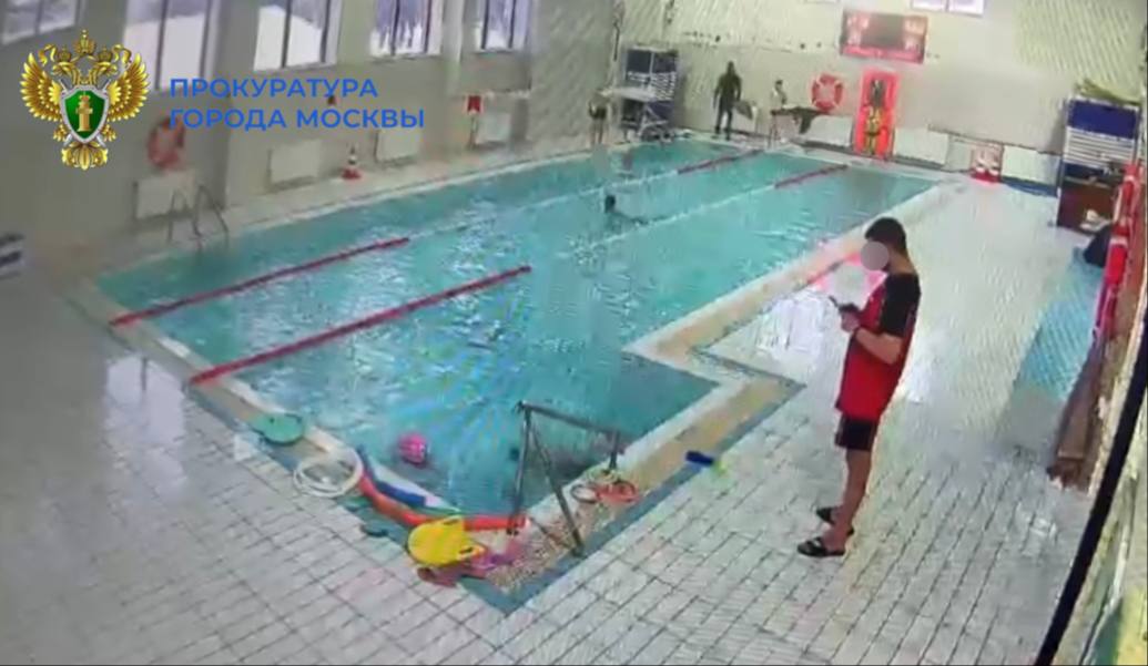 Уборка тренером спортивного инвентаря и написание смс чуть не привели к трагедии Уборка тренером спортивного инвентаря и написание смс чуть не привели к трагедии