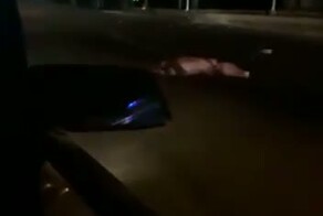На Филиппинах мужчина оплакивал на дороге своего погибшего брата, когда в этот момент его сбил другой водитель на скорости 130 км/ч