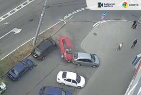 В Белгороде водитель автобуса зацепил попутную машину