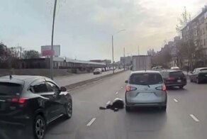 Появление пешехода в таком месте стало для водителя неожиданностью