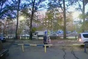 Водитель был слеп, а пешеходы почему-то шли не по тротуару