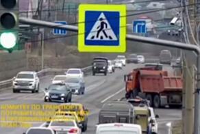 При повороте кран манипулятора как с цепи сорвался