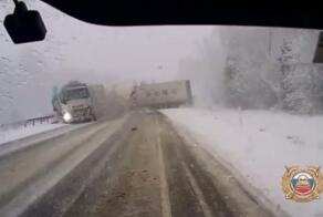 Сегодняшний замес из четырех фур в Иркутской области

Авария произошла на 1581 километре федеральной трассы 