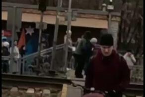 Все пошли, и она пошла

Вчера днем на станции Болшево в Королеве девушка успела оттащить пенсионерку с пути следования электрички