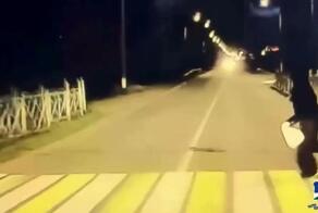 Вчера вечером в Улан-Удэ 37-летний водитель Toyota Land Cruiser Prado, как пишут инспекторы, совершил наезд на 16-летнюю девочку на нерегулируемом переходе