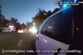 Полиция Лос-Анджелеса показала кадры со срочного вызова, когда по пути к месту происшествия служебная машина насмерть сбила катившего посреди дороги скейтбордиста