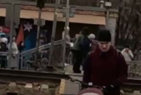 Бабулю девушка вытащила почти из-под колес