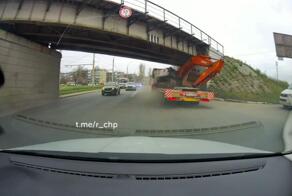 Выверенный ведь маневр был, но за спиной почему-то оказался негабарит

Сегодня днем под железнодорожным мостом в Орле застрял трал с экскаватором