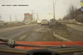 Радиус для разворота взял, как будто он на КАМАЗЕ