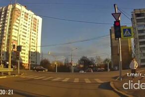 Улица Раздольная, а особо не разгуляешься

Три ракурса сегодняшней аварии в Орле, где сильно повезло пешеходам