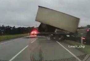 Немного божественного (за кадром и в кадре)

Днем 6 ноября на трассе Таллин - Нарва, по данным эстонской полиции, 56-летний шофер грузовика Scania не справился с управлением на мокрой дороге и оказался на встречной полосе