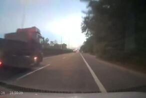 Едем, моргаем всем дальним

#Китай_как_всегда