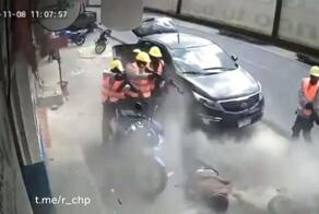 Это был не день строителя

В городке Паррамос (департамент Чимальтенанго, Гватемала) жестоко расправились с 53-летним Хосе Элиасом Рамиресом Андресом - известным в регионе бизнесменом, который хвастался своим богатством в соцсетях, а два года назад баллотировался в мэры соседнего Эль-Техара