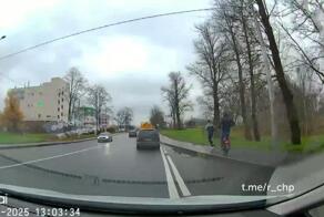 Вчера днем на улице Коммуны в Петербурге моноколесник, как пишет автор, «упал на наш автомобиль», после чего укатил, не оставив контактов