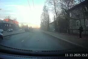 Что-то сломалось: то ли в машине, то ли у водителя…

Вчера днем на улице Чапаева в Петрозаводске 46-летний шофер микроавтобуса Mercedes, как сообщает нам сводка, не справился с управлением и допустил столкновение с автомобилем Ford