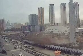 Во время сноса комплекса Снежком в подмосковном Красногорске откололся огромный кусок конструкции и разбился о землю