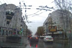 Из Саратова передают

Наш читатель Денис сегодня снял там это кино: 