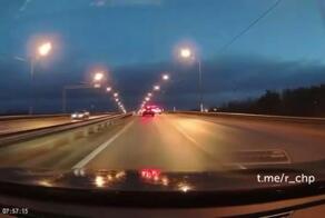 Утром 14 ноября в Архангельске столкнулись три легковушки и маршрутка (ее видно на первых кадрах), травмы получили шесть человек