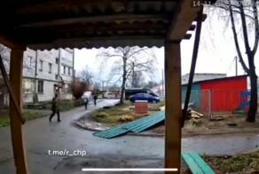 Требовательные и придирчивые кровельщики работают на Полевой улице в Йошкар-Оле, профнастил отбраковывают на раз-два