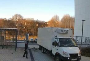 Казанский шофёр устроил разгром на въезде в ЖК