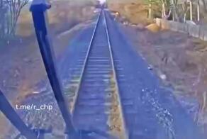 Нормально же стояли, а тут этот по рельсам приперся!