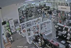 Хозяйка, которая разочаровала своего пса

План у 20-летней американки был выверенный простой: умыкнуть пистолет в оружейном салоне в Мариетте (штат Джорджия), а потом уже с ним пойти на серьезное дело