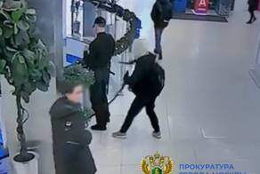 ️Прокуратура Южного административного округа взяла под контроль установление обстоятельств покушения на убийство охранника ТЦ и применения насилия в отношении представителей власти

Днем 23 ноября несовершеннолетний 2008 г