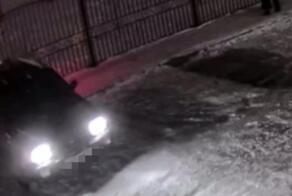 Водитель, сдавая задом, перепутал педали и чуть не задавил ребенка